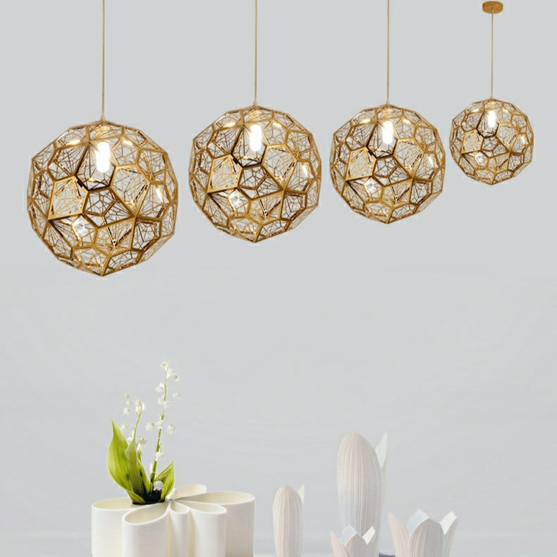 Élégante suspension géométrique texturée à une ampoule de designer italien avec ampoules, luminaire de plafond en forme de boule de diamant, finition dorée