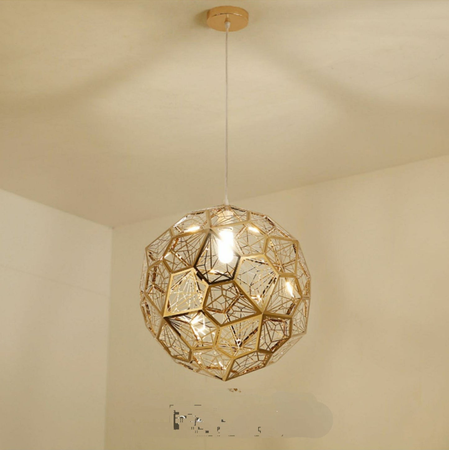 Élégante suspension géométrique texturée à une ampoule de designer italien avec ampoules, luminaire de plafond en forme de boule de diamant, finition dorée
