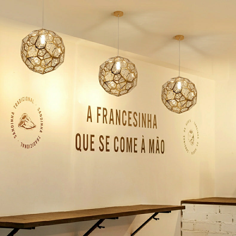 Élégante suspension géométrique texturée à une ampoule de designer italien avec ampoules, luminaire de plafond en forme de boule de diamant, finition dorée