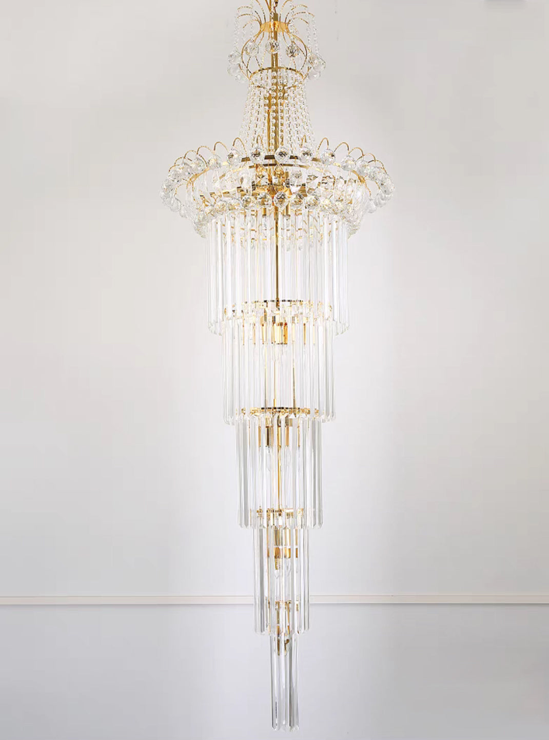 Lampadario di cristallo di lusso a più livelli extra lungo in oro per soggiorno/atrio/scale/hall dell'hotel